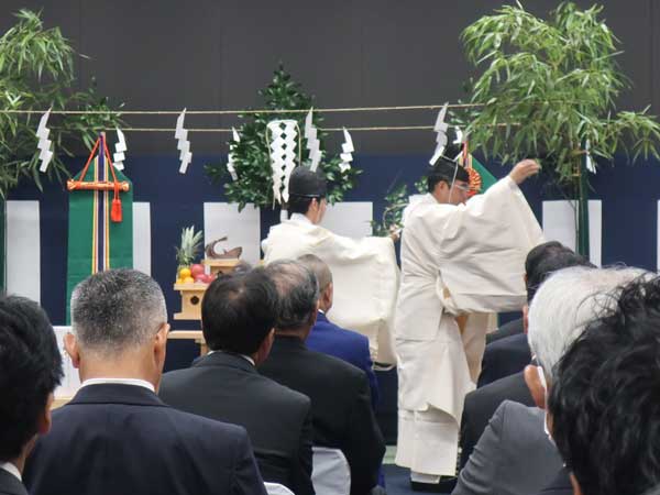 竣工式の神事に臨む関係者ら