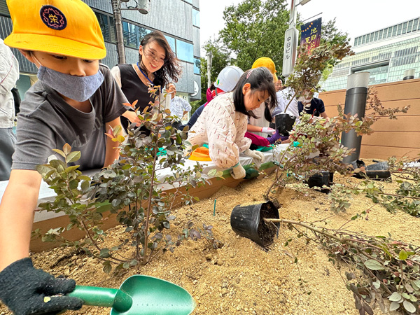 竣工間近の中日ビルで栄小が記念植樹3